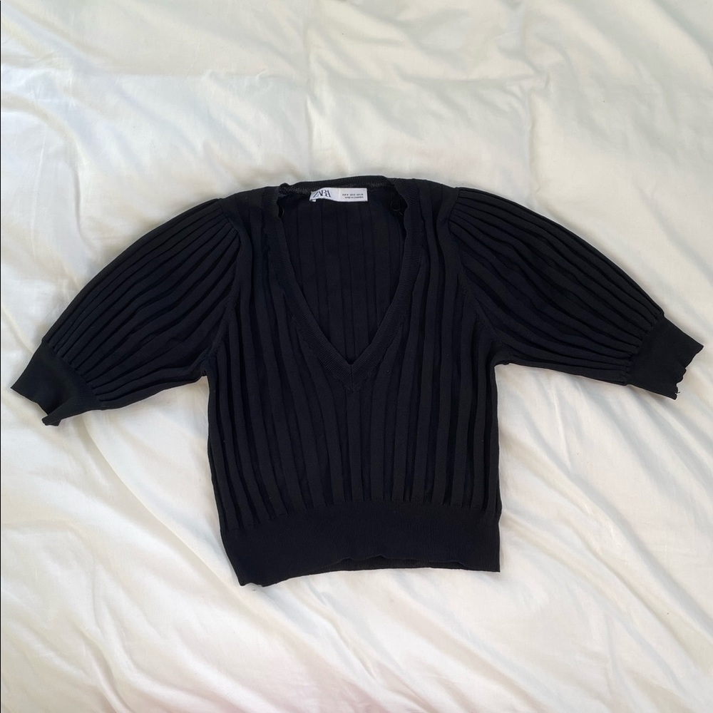 Cropped black top with balloon sleeves | Zara